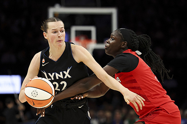 Čechová má za sebou premiéru ve WNBA, nastřílela 12 bodů. Hamzová nehrála