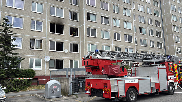Požár bytu v Praze vyhnal z domu 12 lidí, zasahovali hasiči ze čtyř stanic