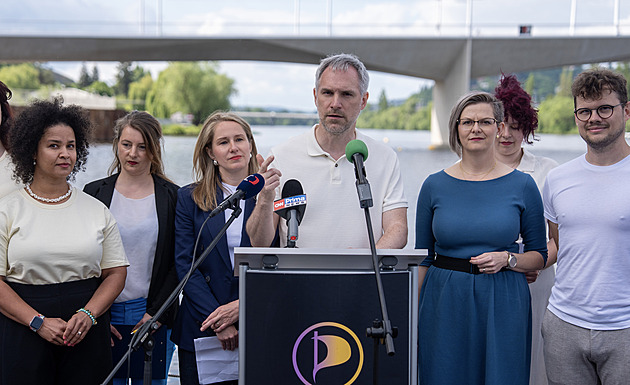 Piráti v kampani sázejí na téma bydlení. A volební heslo mají „Ať to tu žije!“