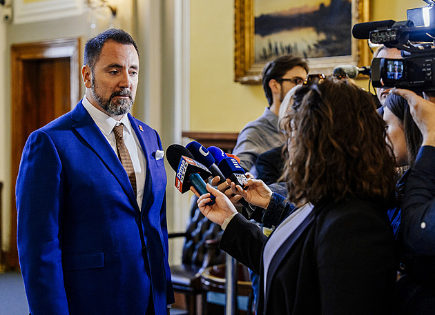 Červený vede kvůli povolenkám ofenzivu v EU, spojence hledá i v „Saské republice“