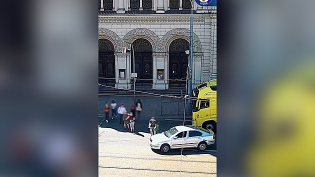 Video jako varování. Kurýra na koloběžce srazilo auto na místě pro přecházení
