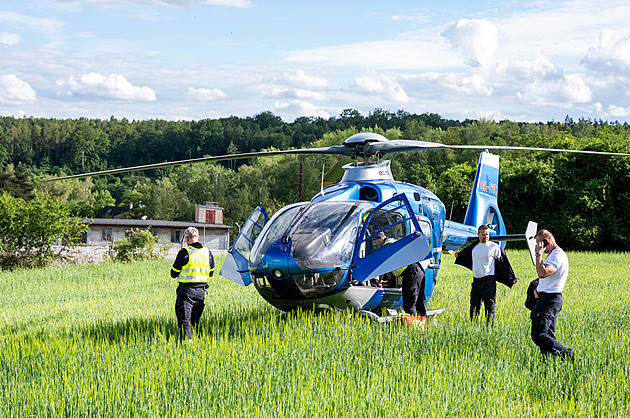 Ve Vinařicích zkolaboval vězeň. Po resuscitaci letěl vrtulníkem do nemocnice