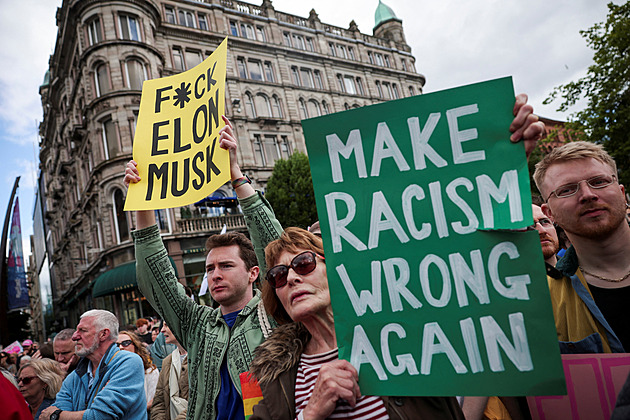 OBRAZEM: Ne rasismu i vzkaz Muskovi. V Belfastu protestovaly tisíce lidí