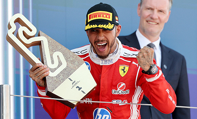 Hamilton slaví první triumf ve Ferrari, lídr šampionátu Antonelli v Barceloně nedojel