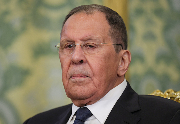 Budeme podnikat rozsáhlé útoky na Ukrajině, řekl Lavrov po úderu na Moskvu