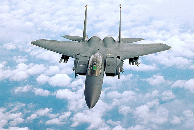 Vytvořily roj ve formaci medúzy,  řekl o íránských dronech šokovaný pilot F-15